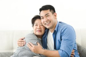 母亲罹癌后，懊悔为何不常陪伴她　3部电影启示：妈妈只有一个，该回家时要回家