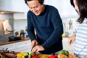 谁说操持家务是女人的本分?调查发现平均分担家事的夫妻,婚姻更美满且幸福