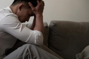 爸妈老跟我要钱，资助40岁哥哥！备受冷落的次子：我也想当他们眼中“特别”的孩子