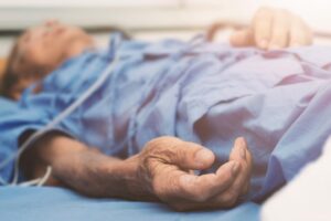 嫁出去的凭啥管我家财产！姊姊用父亲的钱付医药费，竟被弟弟告侵占…铜臭味掩盖寂寞的亲情