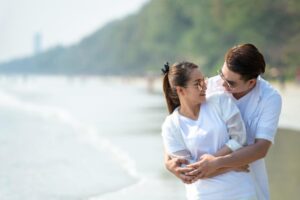 35岁儿恋上50岁女公关要结婚,老婆崩溃不想活!问题不在儿,而是你这个丈夫