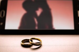 先生临老入花丛，放他出去但不离婚OK吗？别傻了！先问自己还爱不爱他再决定吧