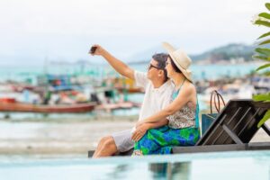 没日没夜拼命赚钱,和瘫痪夫结婚38年 妻子:最幸福的事,就是两个人一起坐在这里