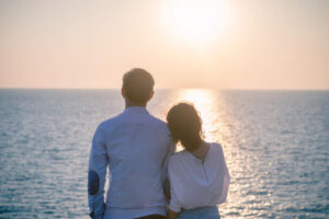 委屈自己的感情走不久！找到连你的缺点也照单收下的人，无论如何都要抓住对方的手