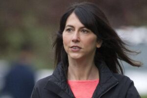 她离开首富2年后,嫁孩子学校老师!贝佐斯前妻身家1.6兆,与新婚夫乐捐做慈善