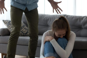 老公每天恶言霸凌我，要为女儿忍着不离婚？别让悲剧延续下一代，准备蒐证离婚吧