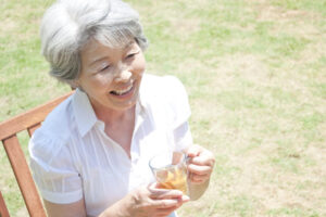 她结婚27年，47岁离开有钱渣夫、50岁另嫁豪门的启示：在爱情里最怕活成宠物模样