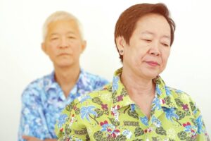 退休教授月领5万、拥2栋房,向打扫阿姨求婚却被拒:婚后免费做白工,我才不干!