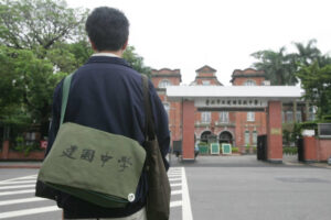 建中学霸不填医学系,寡母竟“死谏”!资优生妥协泣诉:跟妈妈的命比,什么都不重要了