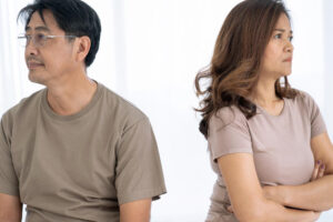 医师老公外遇，她先提离婚却被要走自己一半财产！律师：离婚不是先提先赢，2件事先厘清