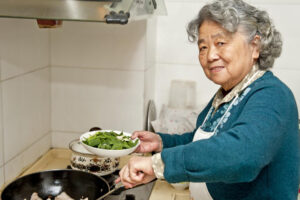 嫁出去的姐姐不但全家住娘家，还要妈妈煮三餐…为什么父母老疼爱“无能”的孩子？