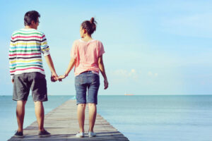 中年后才明白婚姻里的爱情，偶尔吵吵闹闹、起起伏伏，互相成长、陪伴、爱护才精彩