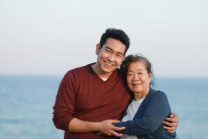 儿子找到伴想结婚，妈却怕他被诈骗会离婚？翅膀硬了要离巢，想太多不让他飞才悲剧