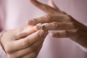 熟年离婚成灾，都从生活里碎石细沙开始崩塌！10张A4写不完的理由，2技巧化解