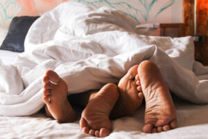 儿带女友过夜从不打招呼，把家当摩铁能当媳妇？你对儿子爱太过剩，关注自己先生才对