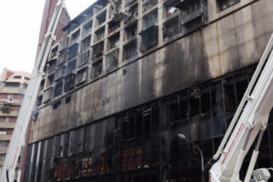 城中城无情火，烧出长者无壳悲歌…无房养老只能栖身危宅，“怕拖累儿女甚至成街友”