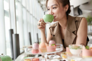让中年人请客吃饭,是吃掉人家孩子的人生!钱要花在刀口上,他的子女就叫“刀口”