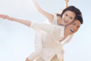 老公帮老婆说谎,老婆又帮老公对岳父母说谎:这是我们的爱情,我们打情骂俏的方式