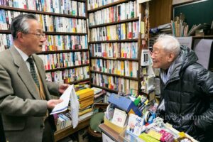 90岁日本爷爷贴心手写海报 让超过70年的老书店成了热门景点