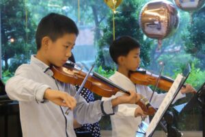 跨世代温暖共融！小小提琴手献曲 养老院长辈不孤单