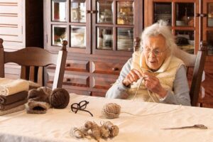 一个人反而更幸福!从两个人到单身,她靠2个观念让老后生活变得有趣