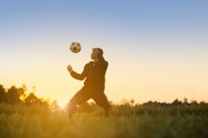 性感足球翻转人生 “为你在意的站起来，你才站得起来”