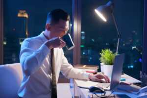 40岁才结婚生子…年薪百万经理感概：同学都退休，我还在工作养家，这个人生输了吗？