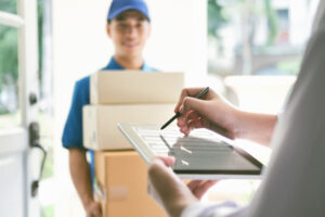 事业第二春!南韩“长者地铁快递服务”,解决退休金不足难题