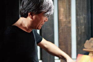 自己盖房、烘豆、做家具！来到没有菜单的咖啡馆，咖啡自动端上桌