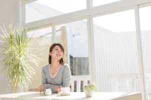 就大方随性地过生活吧！太客气反而是别人的大麻烦！