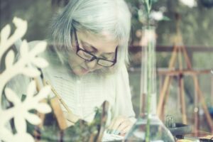 任何时候都能重新开始:她75岁因关节炎画画,101岁变成世界名画家!