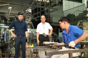 回收内地台湾近7成玻璃！剑桥双硕士高材生将废弃玻璃变艺术品