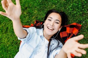 有能力帮助别人是福气！50岁后学着做贵人，修补一颗受伤的心，不是你说了什么，而是做对“这件事”