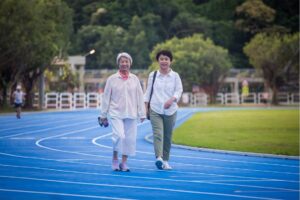 89岁不依赖子女她独自搭公车买菜、超爱舞蹈课!女儿:有人骂我不孝但她老后超精采