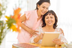 50岁后更要畅所欲言，多认识“这种”朋友吧！老公、老婆都不如“老伴”重要