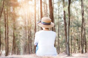 他看到和尚开法拉利,竟问出家人为何开这么好的车!50岁后的人生,在苦修、乐活之间你如何抉择?