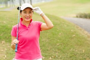 85岁不依赖子女,竟独自生活、打高尔夫,帅哥超爱跟她约会!“人会衰弱,但快乐与优雅是自己的坚持”