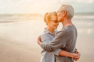 不得不佩服!105岁的奶奶还在找男朋友,冲绳长寿村的快乐秘诀,有“这2样”才叫幸福!