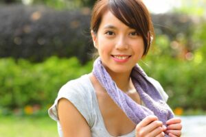 什么是正向健康的退休人生？3种健康资产，50岁前就开始储蓄：多交朋友、保持乐观