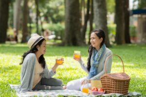 退休后,为自己多活一点!结交年轻的新朋友,也要懂得“断舍离”老朋友