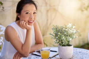 谈政治会吵架、聊旅行又被说爱炫耀…退休后,到底要不要认真交朋友?