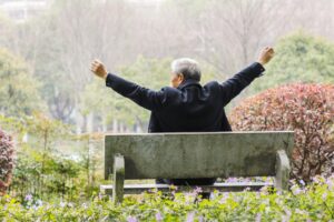 妻子过世后不依赖子女,老先生写好遗嘱独立生活!4个自立慢慢摸索出“独老”快乐