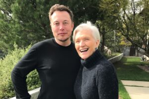 父亲离世后，母亲活出更精彩人生！银发超模体悟：懂得无常、享受美好时光，就是变老的好处