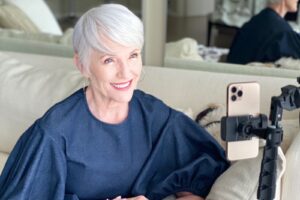 60岁摆脱包袱，站在屋顶上跳舞！特斯拉CEO的母亲：别让年龄局限，才能活出快乐人生