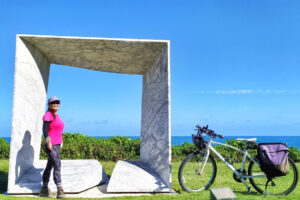 她43岁退休居无定所,不坐邮轮、住豪华饭店!骑单车加背包就出发:退休生活就要不一样