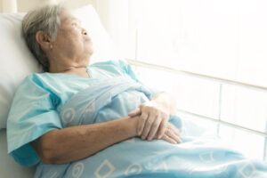 母卧床10多年他烧掉400万吓到！帮全家买44张保单、存下2200万：不想再拖累家人