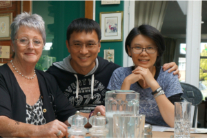 她年过半百迈开步伐，到西班牙游学去！学得慢但点滴进步：完成年少未竟之梦令人愉悦