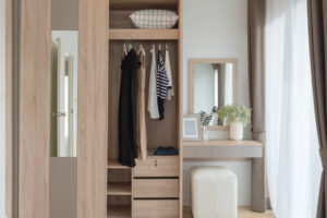 千万别买这18种衣服！实践简单生活，巧用三原则管理衣柜，人生活得更漂亮