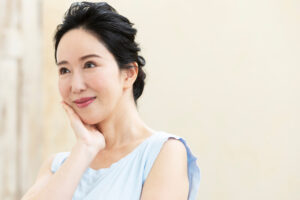 50岁后，正大光明接受年华老去！做些“朴素打扮”，看起来更有精神、超有魅力