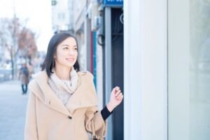 低温来袭，洋葱式穿法好肿！快学日本妹“不显胖穿衣法”，薄薄4层保暖又秀好身材